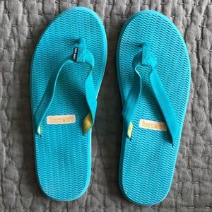 hari mari flip flops!